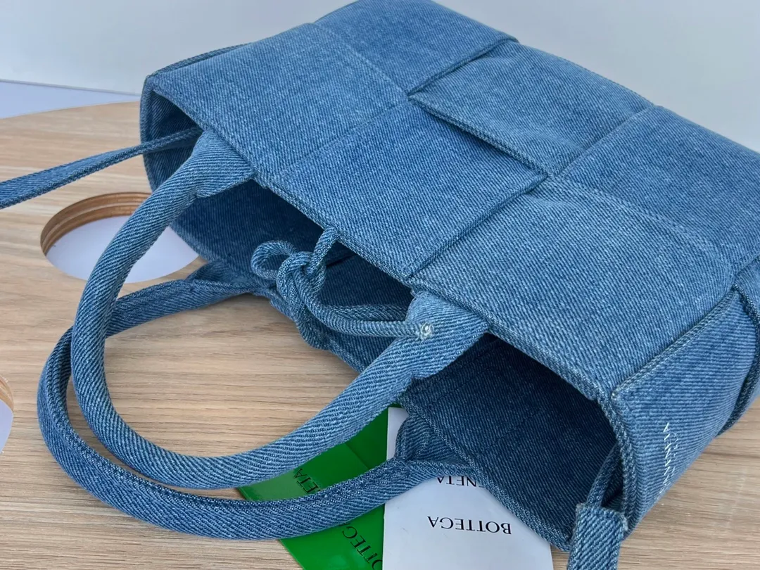 The new Denny denim tote bag 🎈 The denim bag that has been closely watched since the preview is out~ I really love this genderless denim tote bag. The soft denim material feels so comfortable and there are no creases [Victory] The size is suitable. It has a small bag inside and the upper body is really comfortable. It makes people feel happy 💙 If I don’t buy a denim bag this year, I dare not say that I know fashion!  Dimensions: 25x16x8.